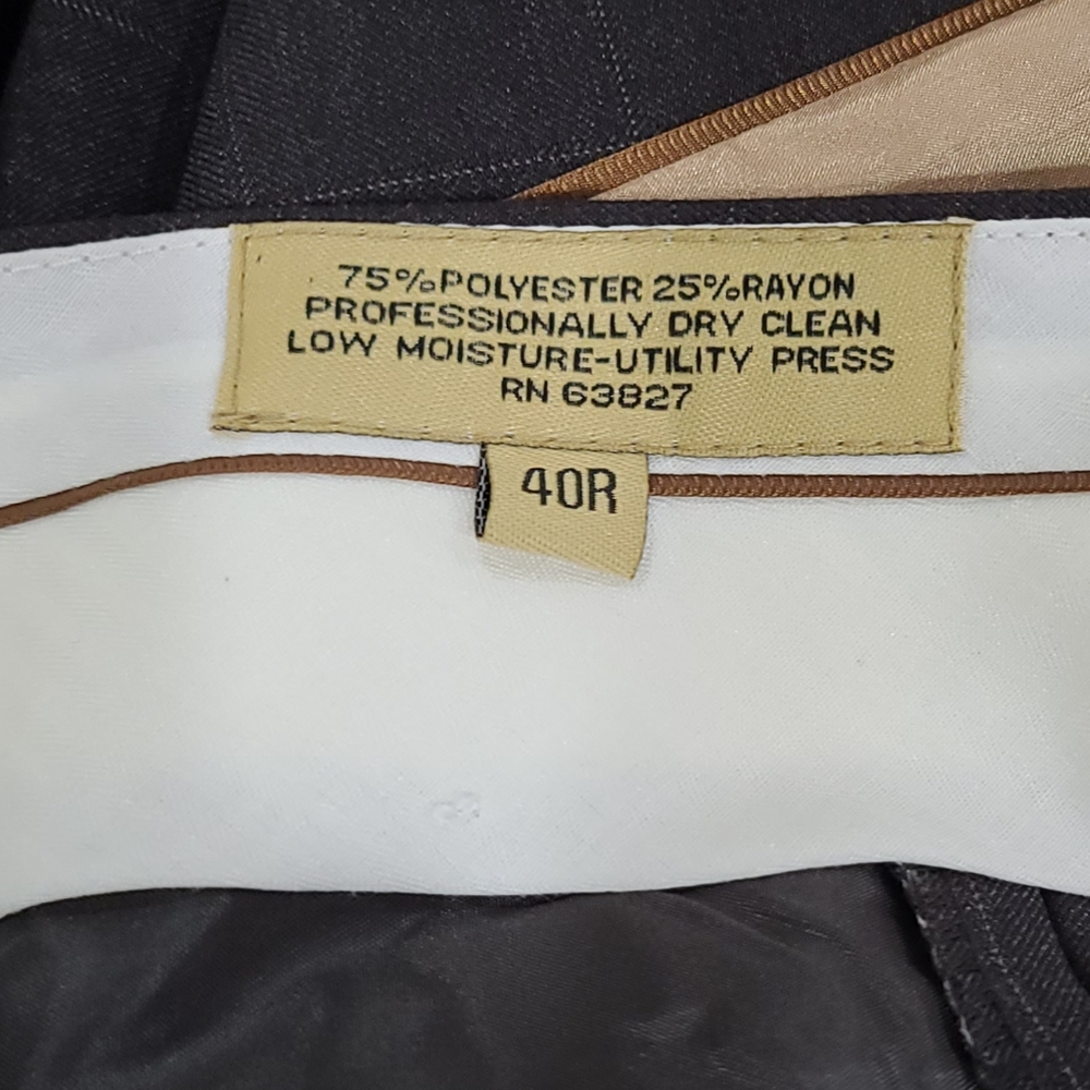 Stacy Adams Gold 2-Piece Men’s Suit With SA Engraved Gold Lapel Pin Size 46R/40R - Picture 12 of 15